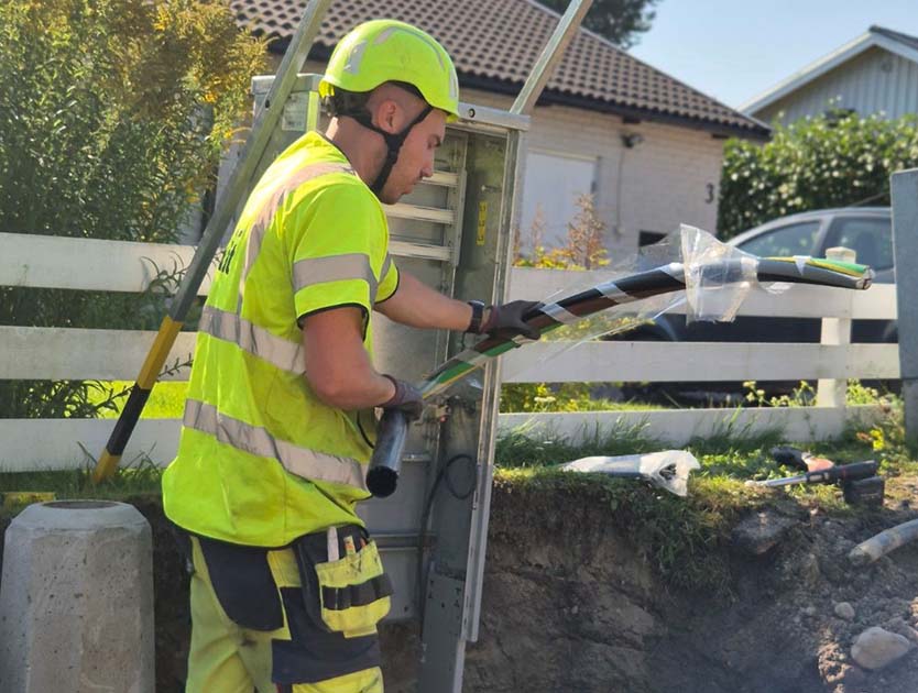 Elektriker arbetar med en elkabel